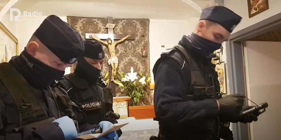 Policjanci Przerwali Nabozenstwo W Kaplicy W Poznaniu Ktorego Uczestnicy Nie Mieli Maseczek