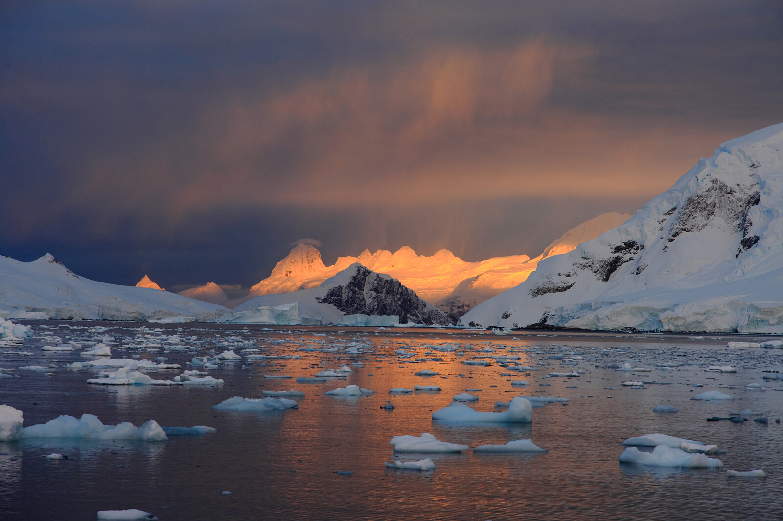 被冰雪覆盖的南极荒原